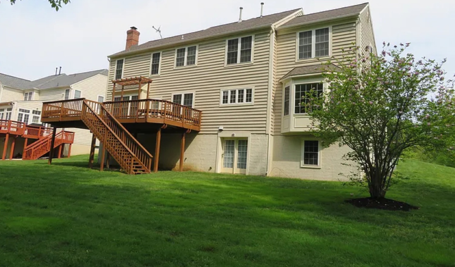 Maintained multi-unit property exterior